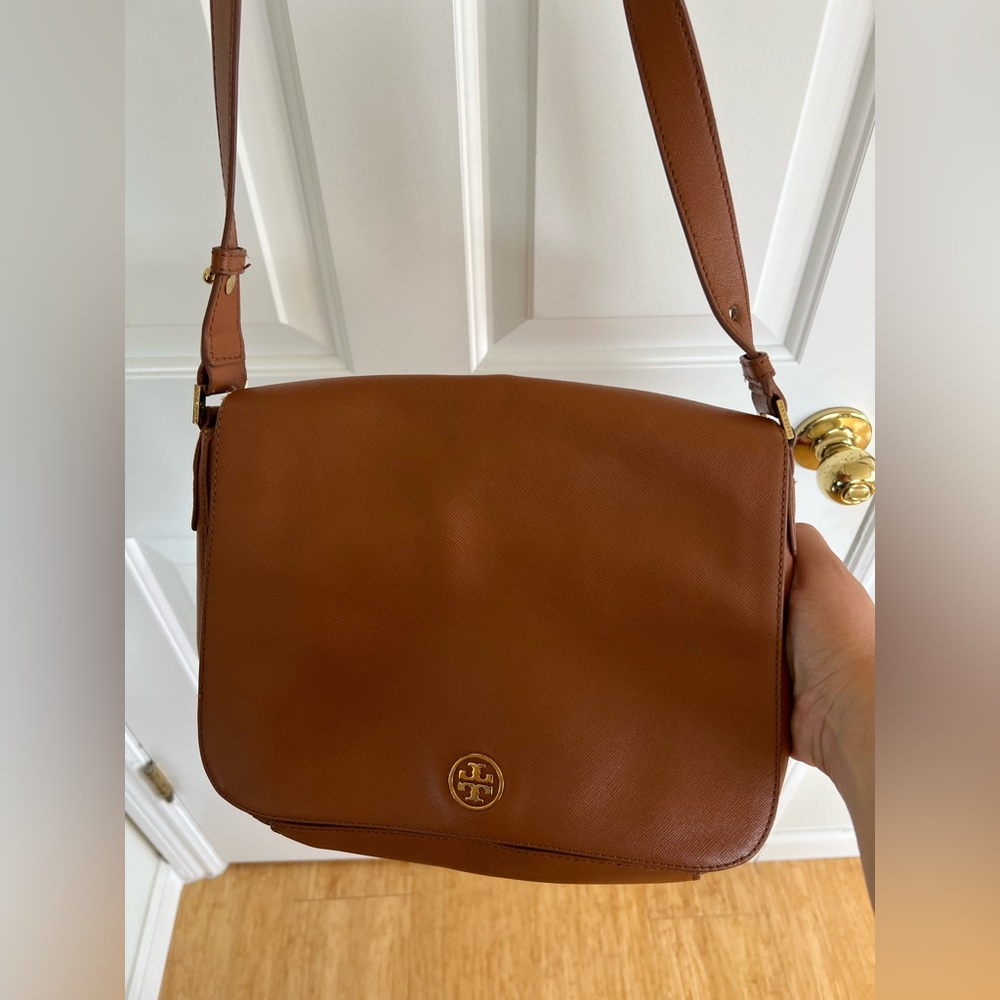 Tory Burch bag, can be work as crossbody or shoulder by adjusting straps